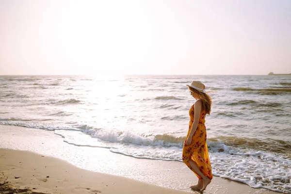 Stilvolle Frau Elegantem Kleid Posiert Meer Sommerzeit Reisen Wochenende Relax — Stockfoto
