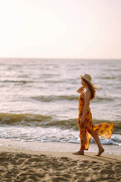 Wanita Bergaya Dengan Gaun Elegan Berpose Dekat Laut Waktu Musim — Stok Foto