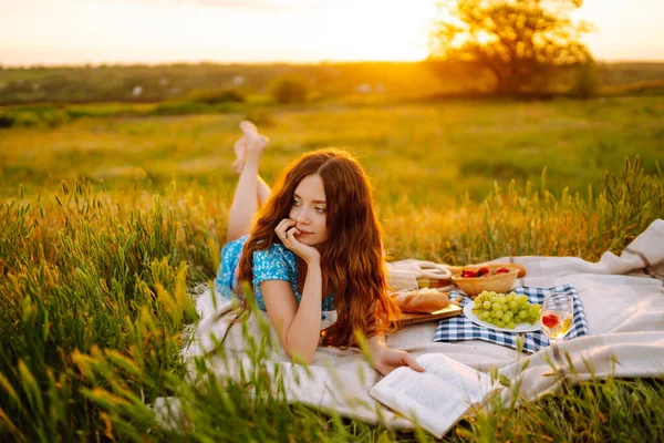 Summer Picnic Young Woman Resting Nature People Lifestyle Relaxation Vacations — Foto de Stock