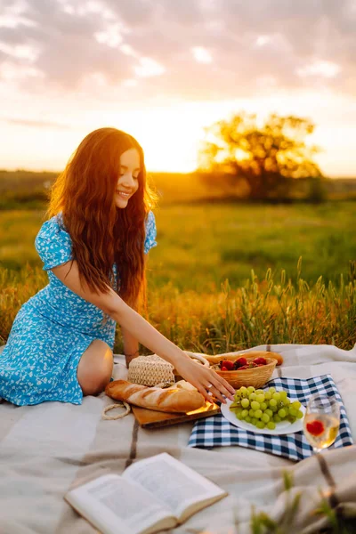 Summer Picnic Young Woman Resting Nature People Lifestyle Relaxation Vacations — Foto de Stock
