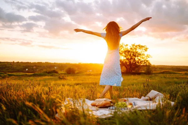 Picnic Verano Mujer Joven Descansando Naturaleza Gente Estilo Vida Relajación — Foto de Stock