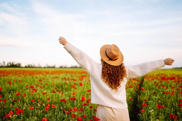 Happy Woman Blooming Poppy Field Nature Vacation Lifestyle — Stockfoto