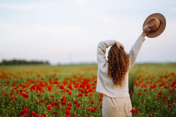 Lycklig Kvinna Det Blommande Vallmofältet Natur Semester Och Livsstil — Stockfoto