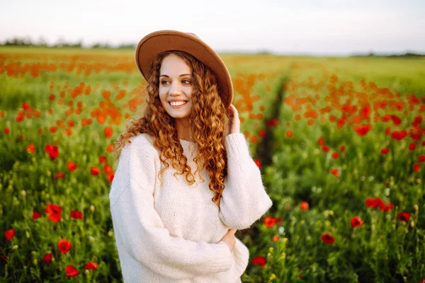 Lycklig Kvinna Det Blommande Vallmofältet Natur Semester Och Livsstil — Stockfoto