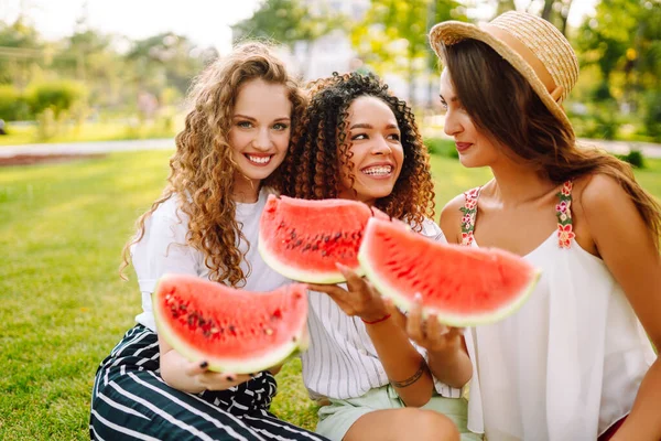 三个年轻女人在炎炎夏日一起玩乐 吃西瓜 生活方式 自然和度假概念 — 图库照片