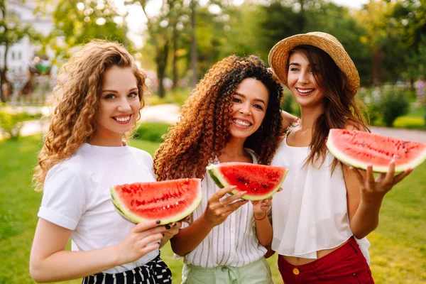 Tre Unga Kvinnor Har Roligt Tillsammans Och Äter Vattenmelon Varma — Stockfoto