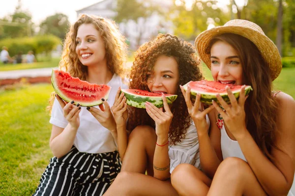 3人の若い女性が一緒に楽しみ 暑い夏の日にスイカを食べる ライフスタイル 休暇の概念 — ストック写真