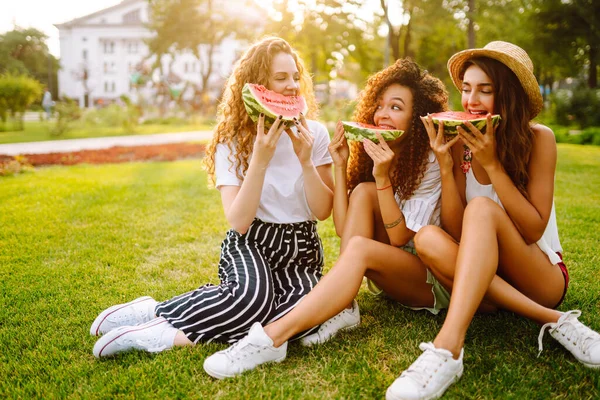 Три Молодих Жінки Розважаються Разом Їдять Кавун Спекотний Літній День — стокове фото