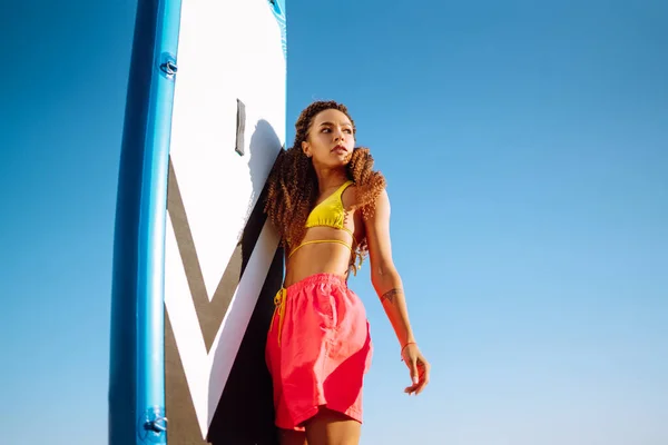 Kadın Sörfçü Kumlu Sahilde Sörf Tahtasıyla Yürüyor Olağanüstü Bir Spor — Stok fotoğraf
