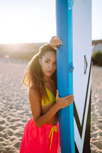 Vrouw Surfer Loopt Met Een Plank Het Zandstrand Extreme Sport — Stockfoto