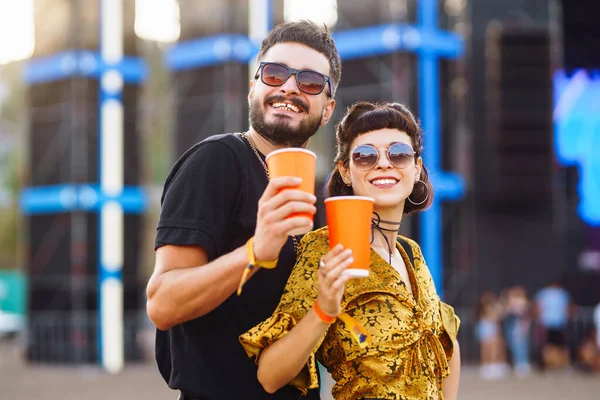 Jong Vrolijk Stel Muziekfestival Gelukkige Vrienden Die Samen Bier Drinken — Stockfoto