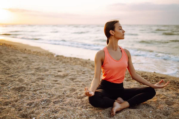 Belle Femme Faisant Yoga Près Océan Pieds Nus Jeune Femme — Photo