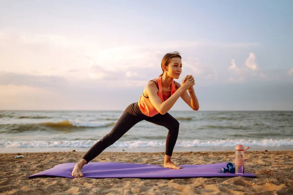 Beautiful Woman Doing Yoga Ocean Barefoot Young Woman Sportswear Doing — Photo