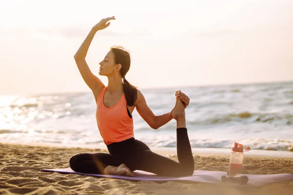 Mooie Vrouw Die Yoga Doet Buurt Van Oceaan Blote Voeten — Stockfoto