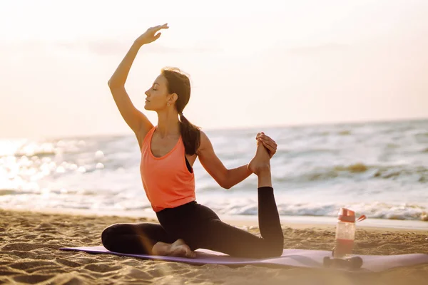 Beautiful Woman Doing Yoga Ocean Barefoot Young Woman Sportswear Doing — ストック写真