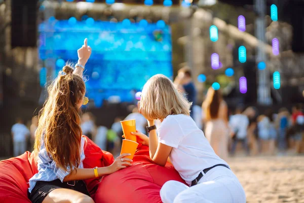 Two Young Woman Drinking Beer Having Fun Beach Party Together — Foto de Stock