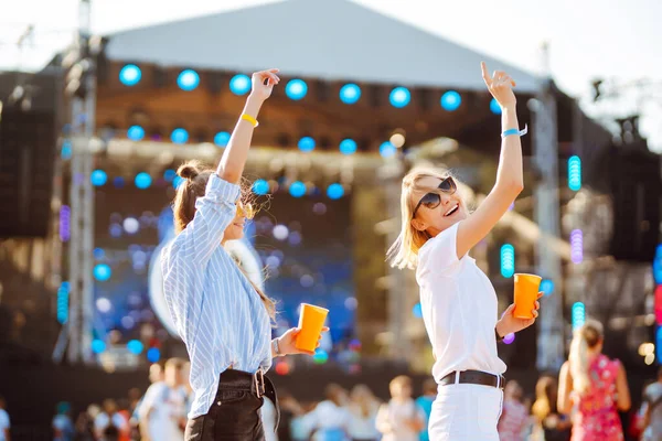 Две Молодые Женщины Пьют Пиво Веселятся Пляжной Вечеринке Вместе Счастливые — стоковое фото