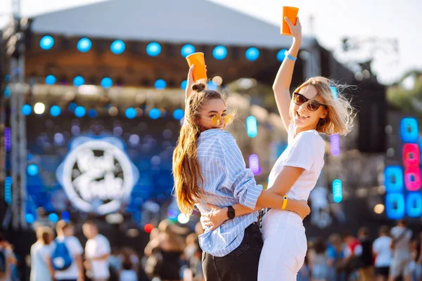 Dos Mujeres Jóvenes Bebiendo Cerveza Divirtiéndose Juntas Fiesta Playa Felices — Foto de Stock