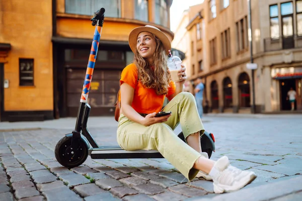 Jovem Mulher Bonita Montando Uma Scooter Elétrica Verão Rua Vida — Fotografia de Stock
