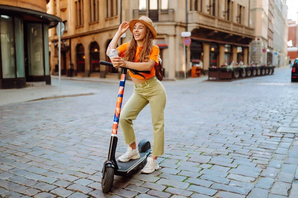 Gelukkige Vrouw Vakantie Met Plezier Rijden Elektrische Scooter Door Stad — Stockfoto