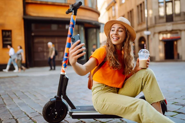 Gelukkige Vrouw Vakantie Met Plezier Rijden Elektrische Scooter Door Stad — Stockfoto