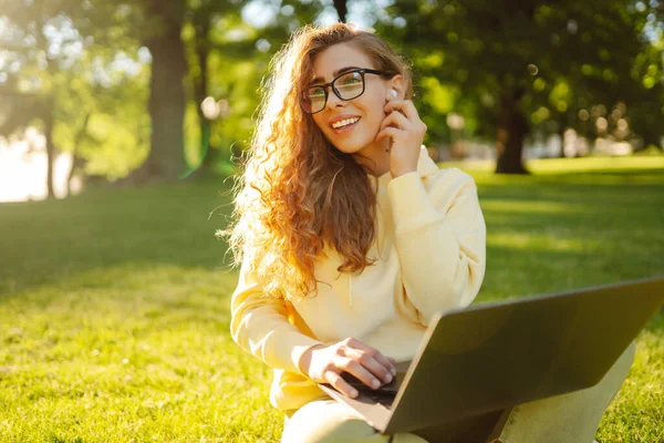 Young Woman Wireless Headphones Working Online Studying Sitting Grass Park — Stock Photo, Image