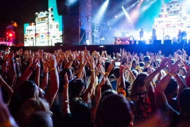 Kalabalık ellerini kaldırıyor, dans ediyor ve konserin tadını çıkarıyor. Yaz tatili, tatil 