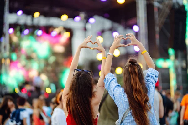 Kalp şeklinde eller konserde, sanatçıya ve festivale bayılıyor. Konserden keyif alan insanların ışık ve siluetiyle müzik konseri.