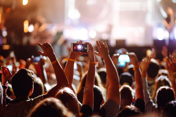 Using Smartphone Public Event Live Music Festival Holding Mobile Phone — Stock fotografie
