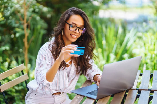 Jovem Mulher Sentada Café Fazendo Compras Line Usando Cartão Crédito — Fotografia de Stock