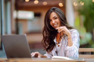 Kafede dizüstü bilgisayarı olan genç bir kadın. Serbest Çalışan, İş, İnternet, Eğitim Konsepti.