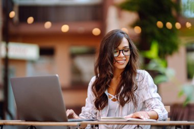 Kafede dizüstü bilgisayarı olan genç bir kadın. Serbest Çalışan, İş, İnternet, Eğitim Konsepti.