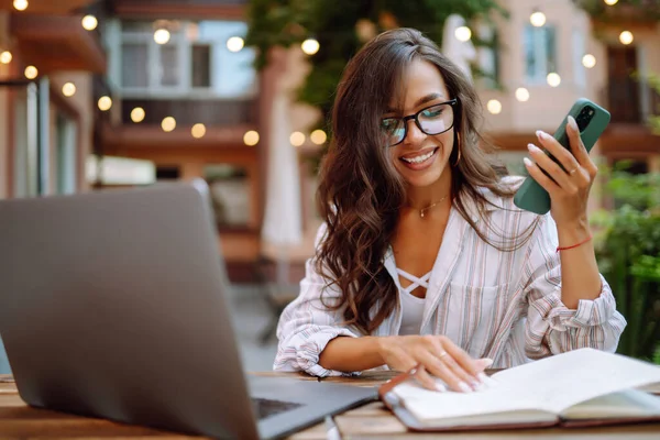 Mujer Joven Con Portátil Cafetería Freelancer Business Online Concepto Educativo —  Fotos de Stock