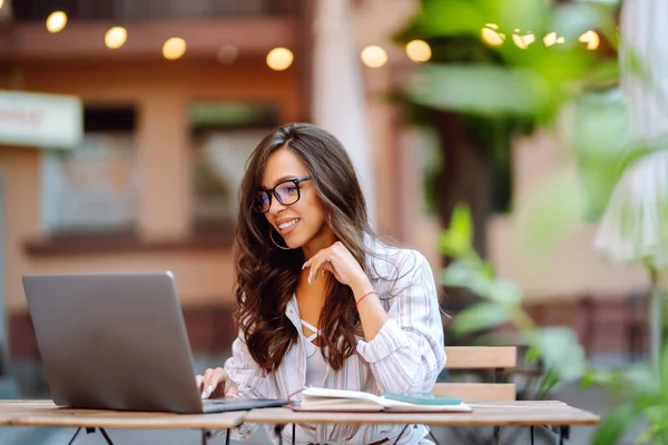 Mujer Joven Con Portátil Cafetería Freelancer Business Online Concepto Educativo —  Fotos de Stock