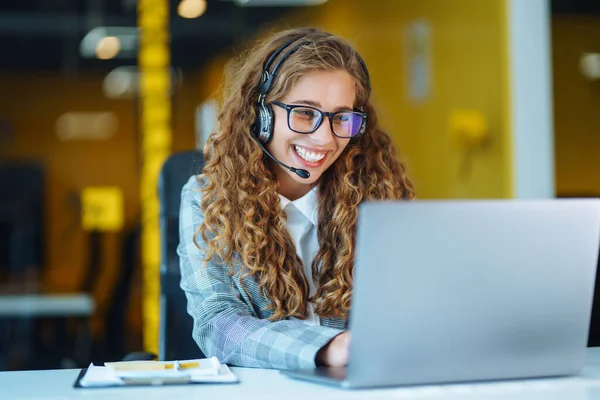 Female Customer Service Representative Headset Consulting Clients Online Call Center — Stockfoto