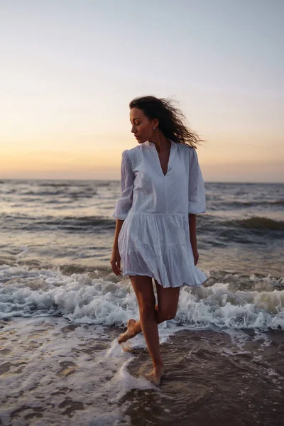 Deniz Kenarında Poz Veren Zarif Beyaz Elbiseli Şık Bir Kadın — Stok fotoğraf