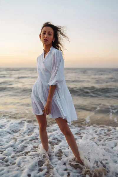 Stylish Woman Elegant White Dress Posing Sea People Freedom Lifestyle —  Fotos de Stock