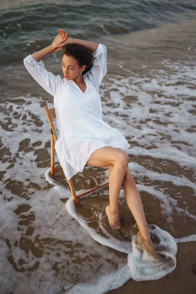 Mujer Con Estilo Elegante Vestido Blanco Posando Cerca Del Mar —  Fotos de Stock