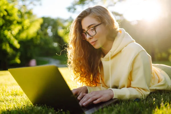 Young Woman Laptop Sits Grass Park Sunny Day Online Training — Fotografia de Stock