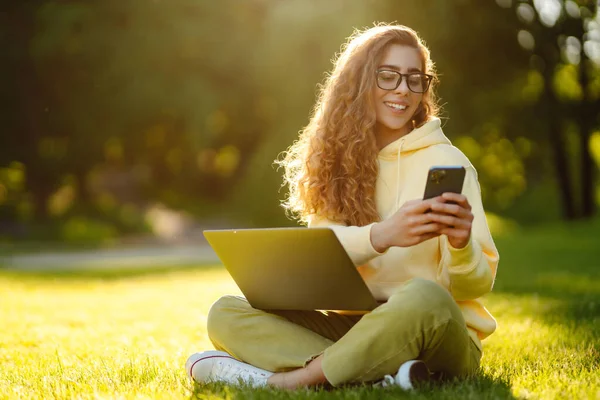 Young Woman Laptop Sits Grass Park Sunny Day Online Training — Fotografia de Stock