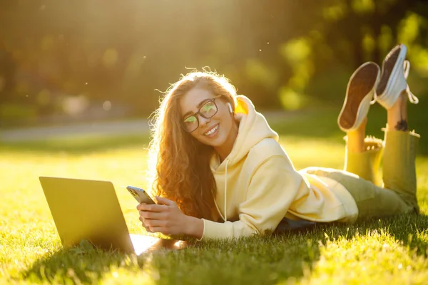 Young Woman Laptop Sits Grass Park Sunny Day Online Training — Stok Foto