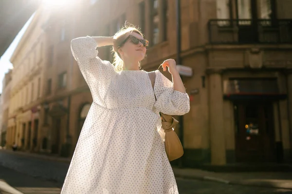 Young Woman White Dress Walks Streets City People Fashion Lifestyle — Stock Fotó