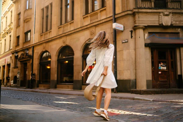 Young Woman White Dress Walks Streets City People Fashion Lifestyle — Φωτογραφία Αρχείου