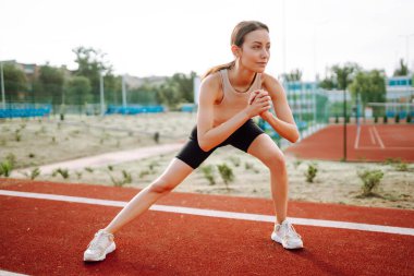 Spor yapan kadın sabahları dışarıda egzersiz yapıyor. Aktif hayat, spor eğitimi, fitness, sağlıklı yaşam tarzı.