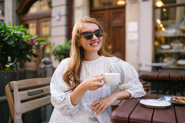 Güzel Bir Kadın Şehir Caddesinde Rahat Bir Kafede Kahve Içer — Stok fotoğraf