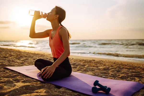 Yoga Morning Young Woman Sportswear Doing Fitness Exercise Beach Calmness — Photo