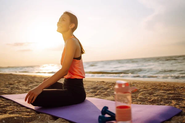 Yoga Morning Young Woman Sportswear Doing Fitness Exercise Beach Calmness — ストック写真