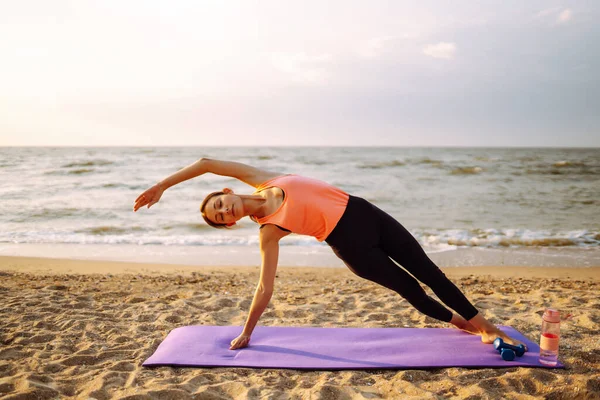 Yoga Morning Young Woman Sportswear Doing Fitness Exercise Beach Calmness — Photo