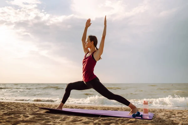 Yoga Morning Young Woman Sportswear Doing Fitness Exercise Beach Calmness — ストック写真