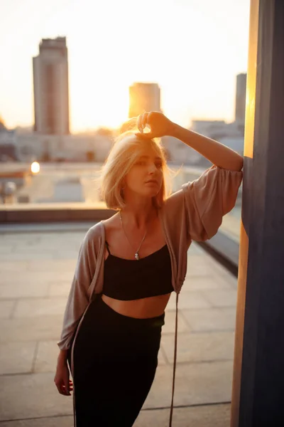 Beautiful Woman Standing Roof Feel Happy Sunset Summer Time Mood — Foto Stock